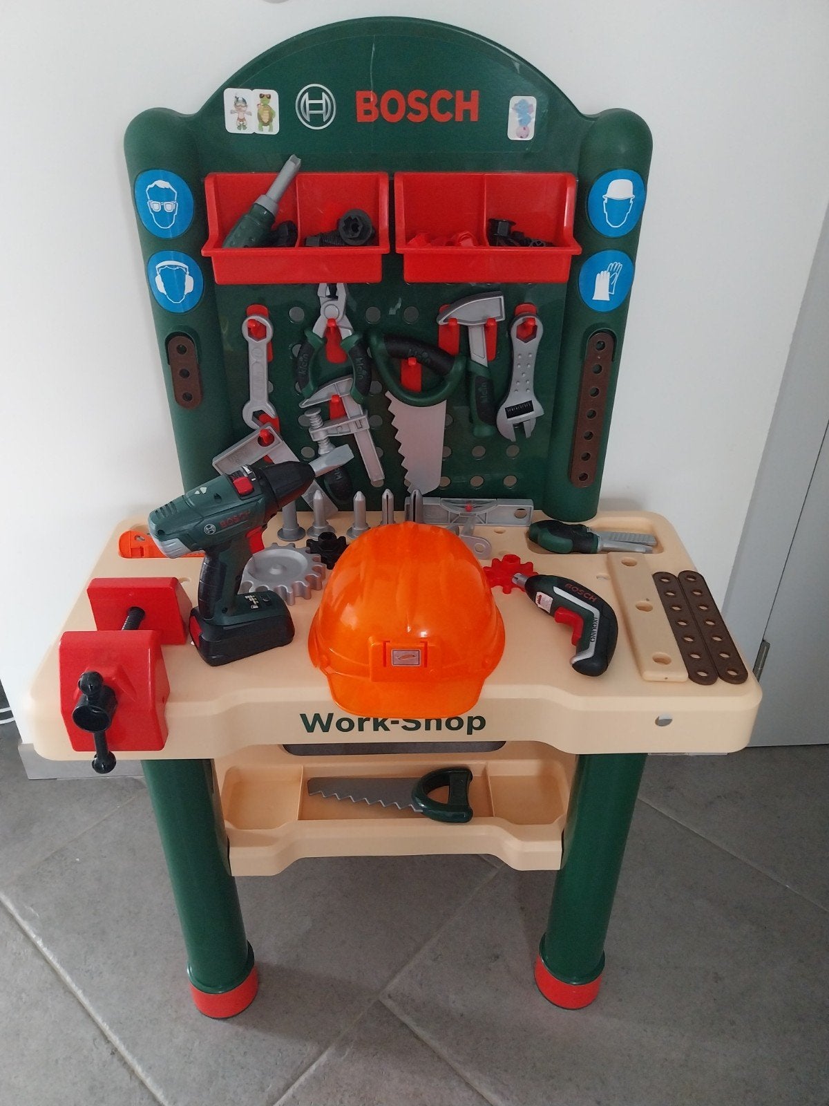 Établi bricolage BOSCH,2 visseuses electro et voiture course, Enfants & Bébés, Enlèvement, Comme neuf