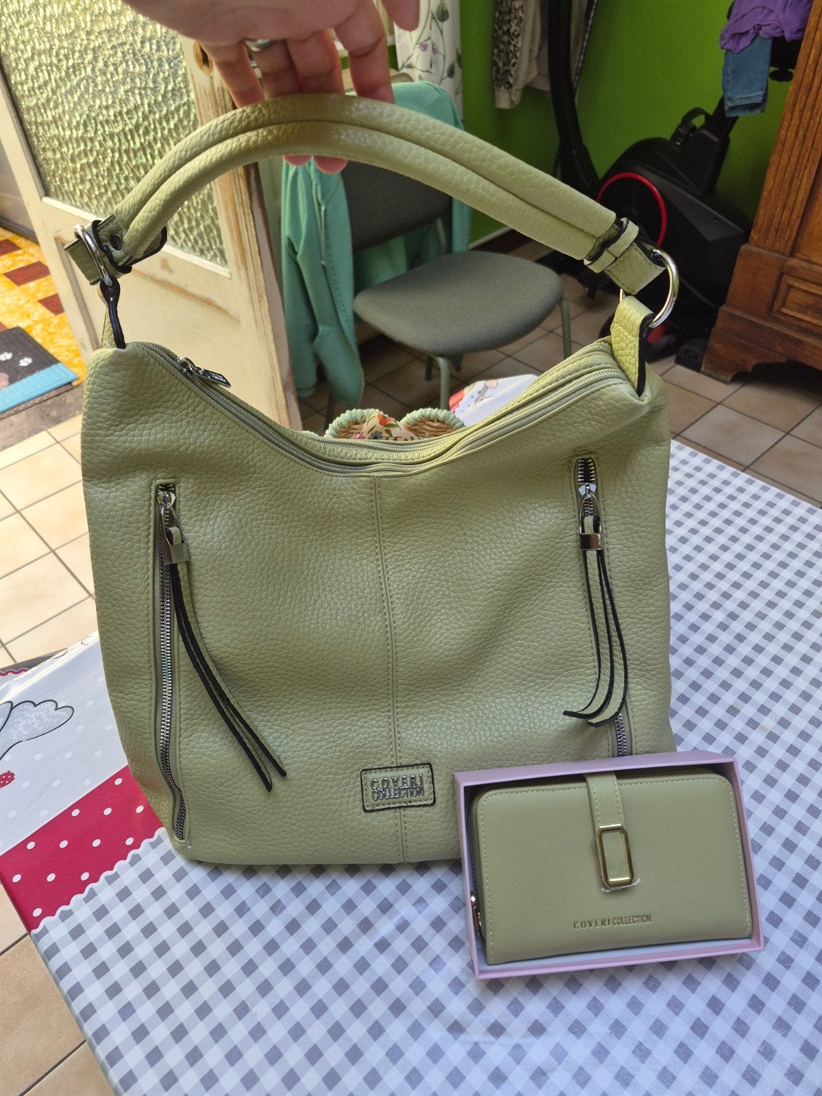 Ensemble sac et portefeuille neuf, Enlèvement