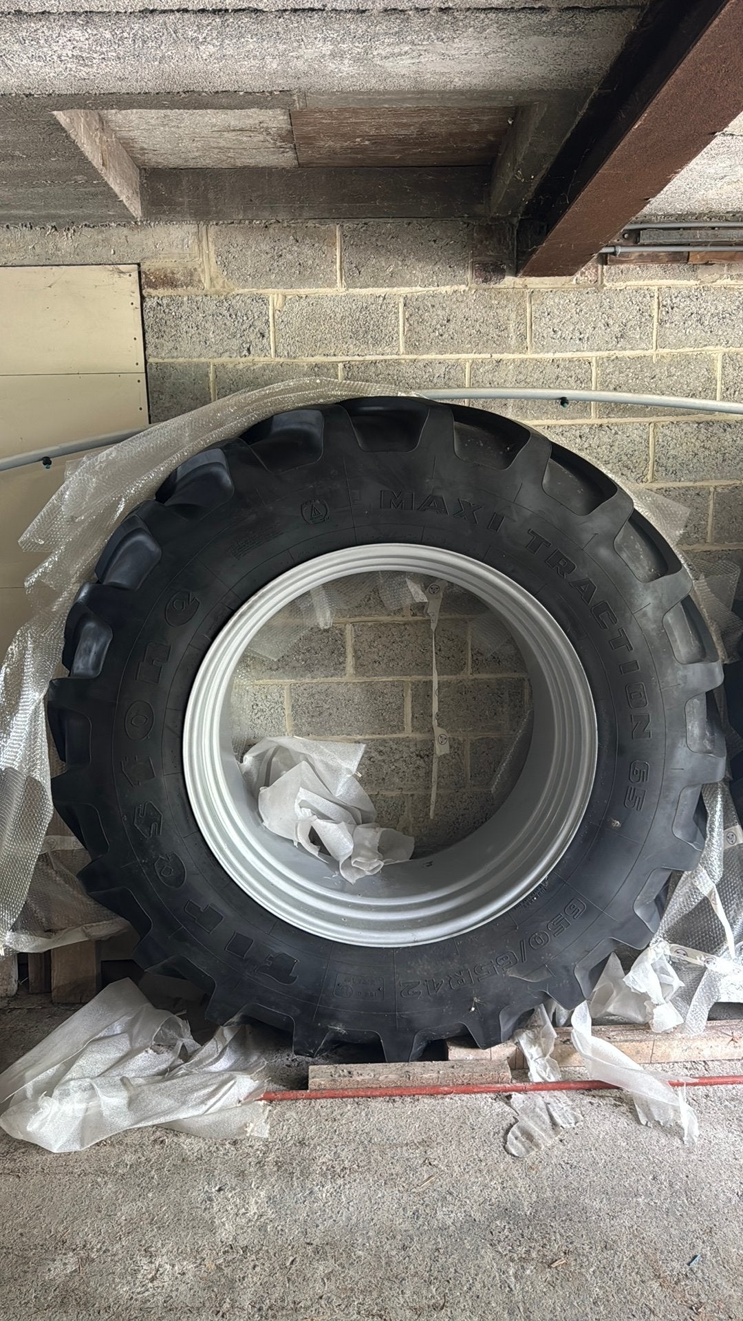 Nouveau pneu de tracteur sur jante Firestone 650/65R42, Articles professionnels, Enlèvement
