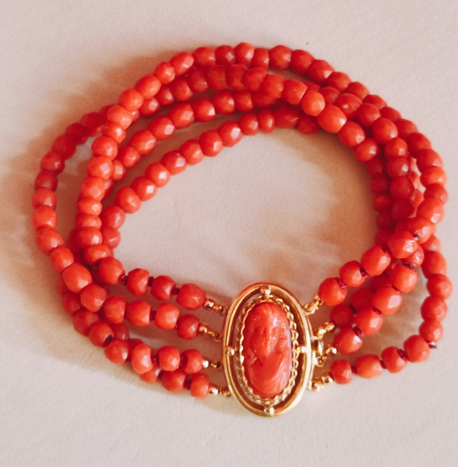 Antieke gouden koralen armband met cameo slot, Handtassen en Accessoires, Ophalen of Verzenden, Goud, Armband