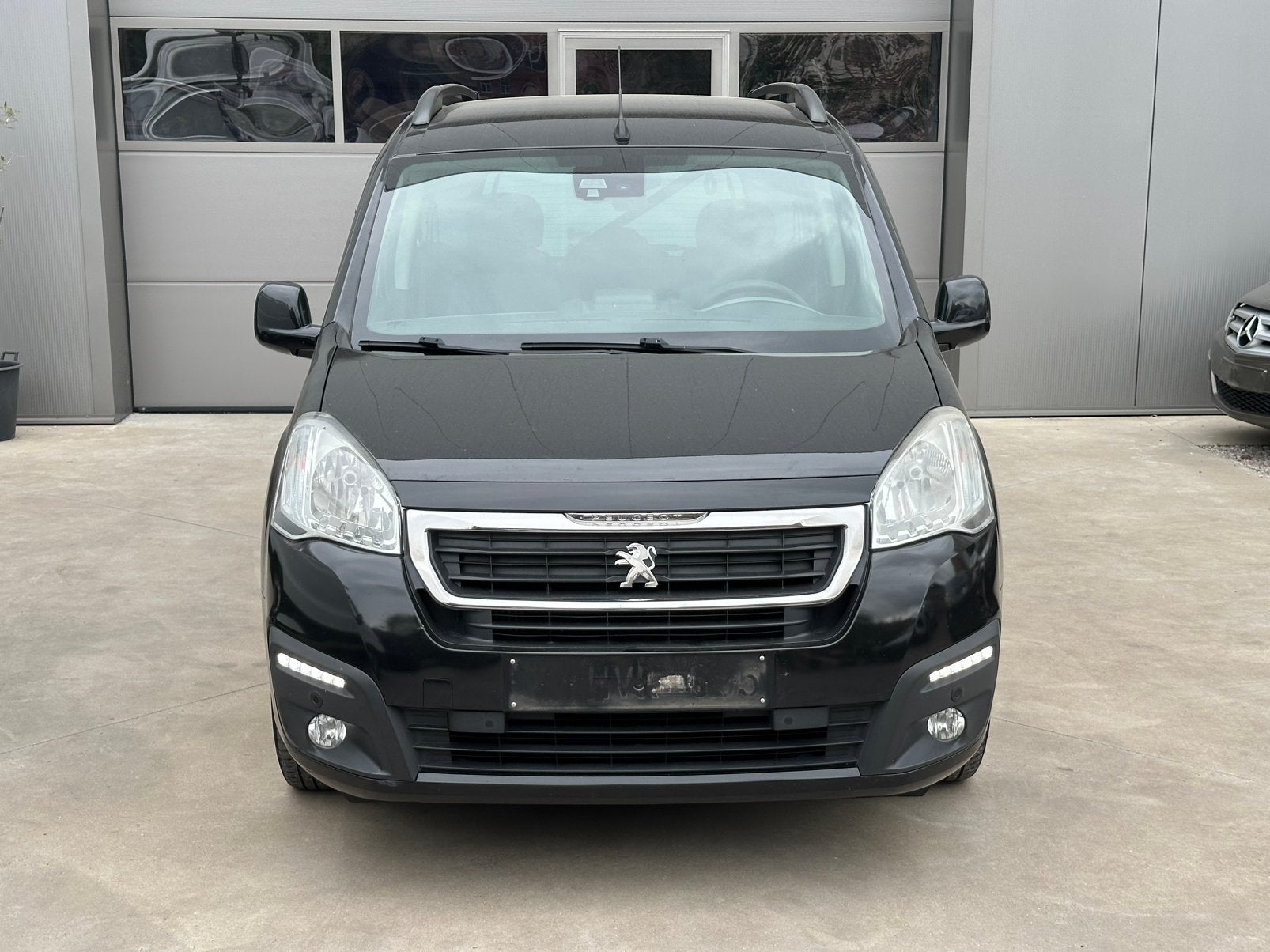 Peugeot partner / 5 zitplaatsen / automaat / 1.6hdi, Auto's, Dealer onderhouden, Euro 6, 4 cilinders, Zwart