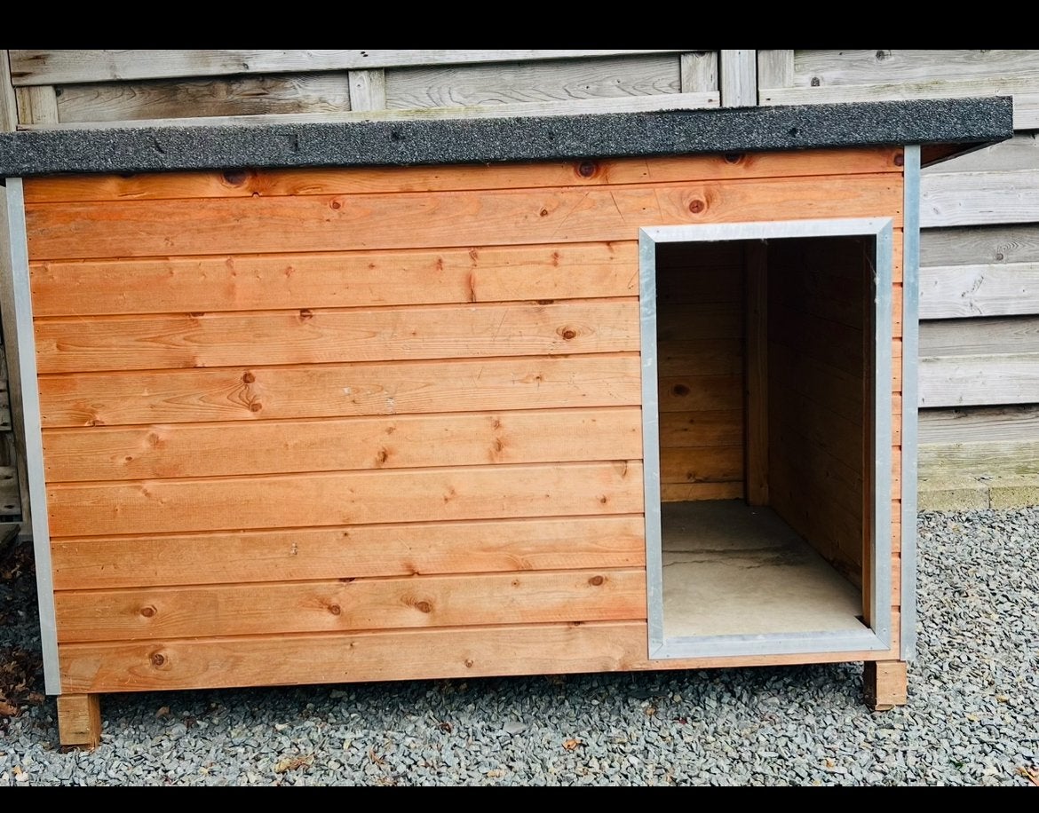 Groot houten hondenhok met een grijs dak, Dieren en Toebehoren, Ophalen, Zo goed als nieuw, Hondenhok