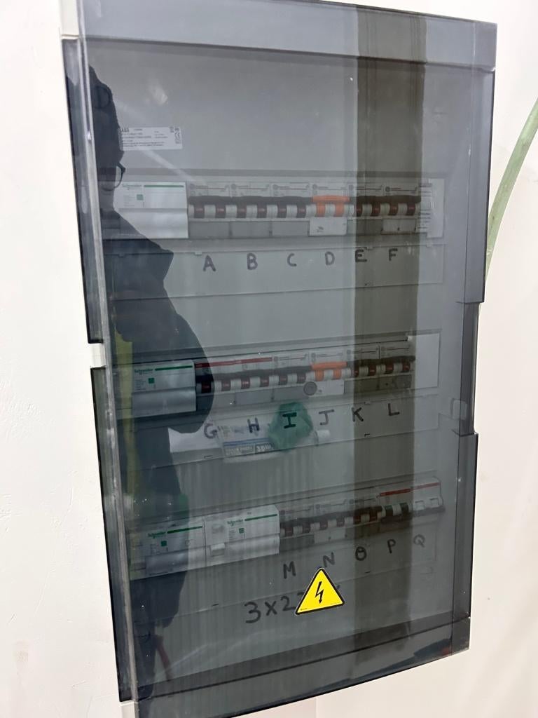 PROFESSIONELE ELEKTRICIEN, Diensten en Vakmensen, Elektriciens