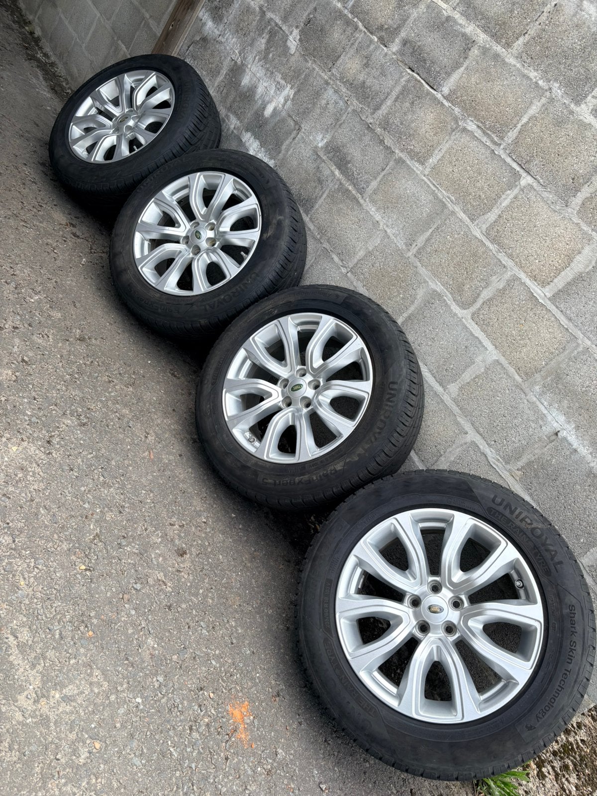 Jantes Range Rover Evoque - 235/60/18 - Type pluie Uniroyal, Autos : Pièces & Accessoires, Pneus & Jantes, Pneus et Jantes, 18 pouces