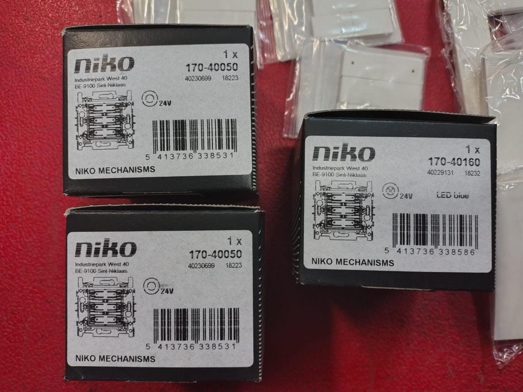 Niko - Sokkel drukknop viervoudig 24V, Ophalen of Verzenden, Zo goed als nieuw, Overige merken, Schakelaar