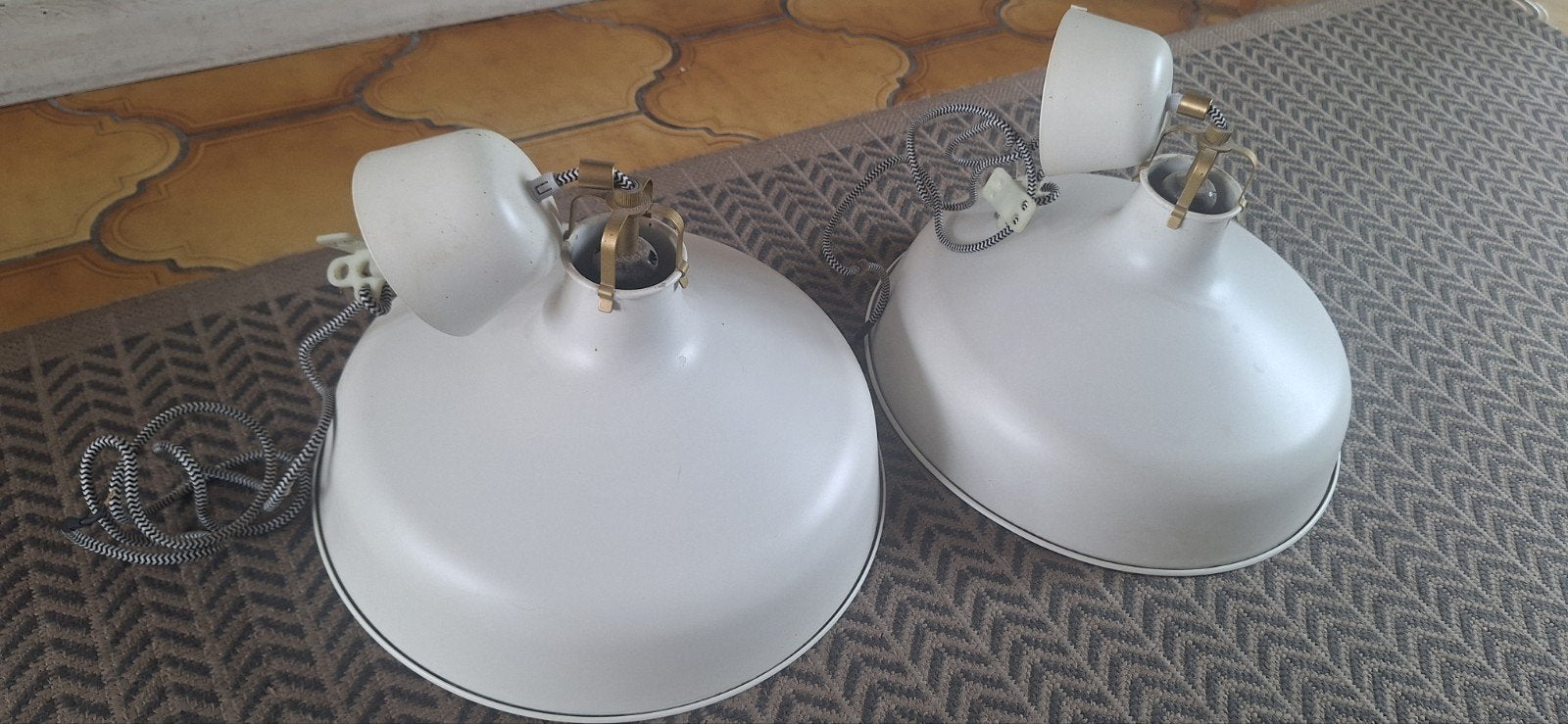 Ikea hanglamp, Enlèvement
