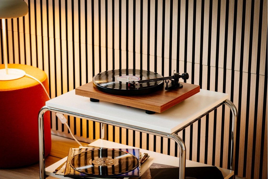 Pro-Ject Debut E Carbon 2M Red Platenspeler- Walnoot, Audio, Tv en Foto, Platenspelers, Niet ingevuld, Niet ingevuld, Nieuw, Ophalen of Verzenden