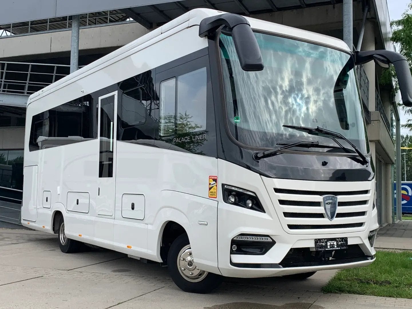 Morelo Palace Liner 90M Eurocargo 100 E25 250 Pk/Cv aut., Caravanes & Camping, Caméra de recul, Entreprise, Intégral, Diesel