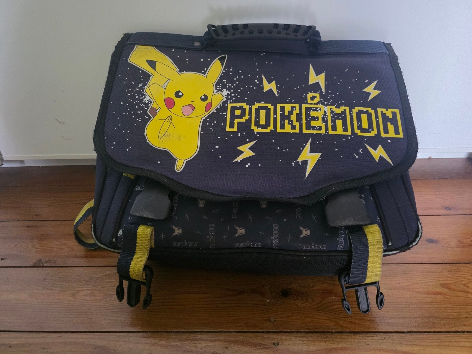 Pokémon Pikachu boekentas 38 cm – stevige schooltas, Enlèvement ou Envoi, 30 à 40 cm, 30 à 40 cm, Utilisé