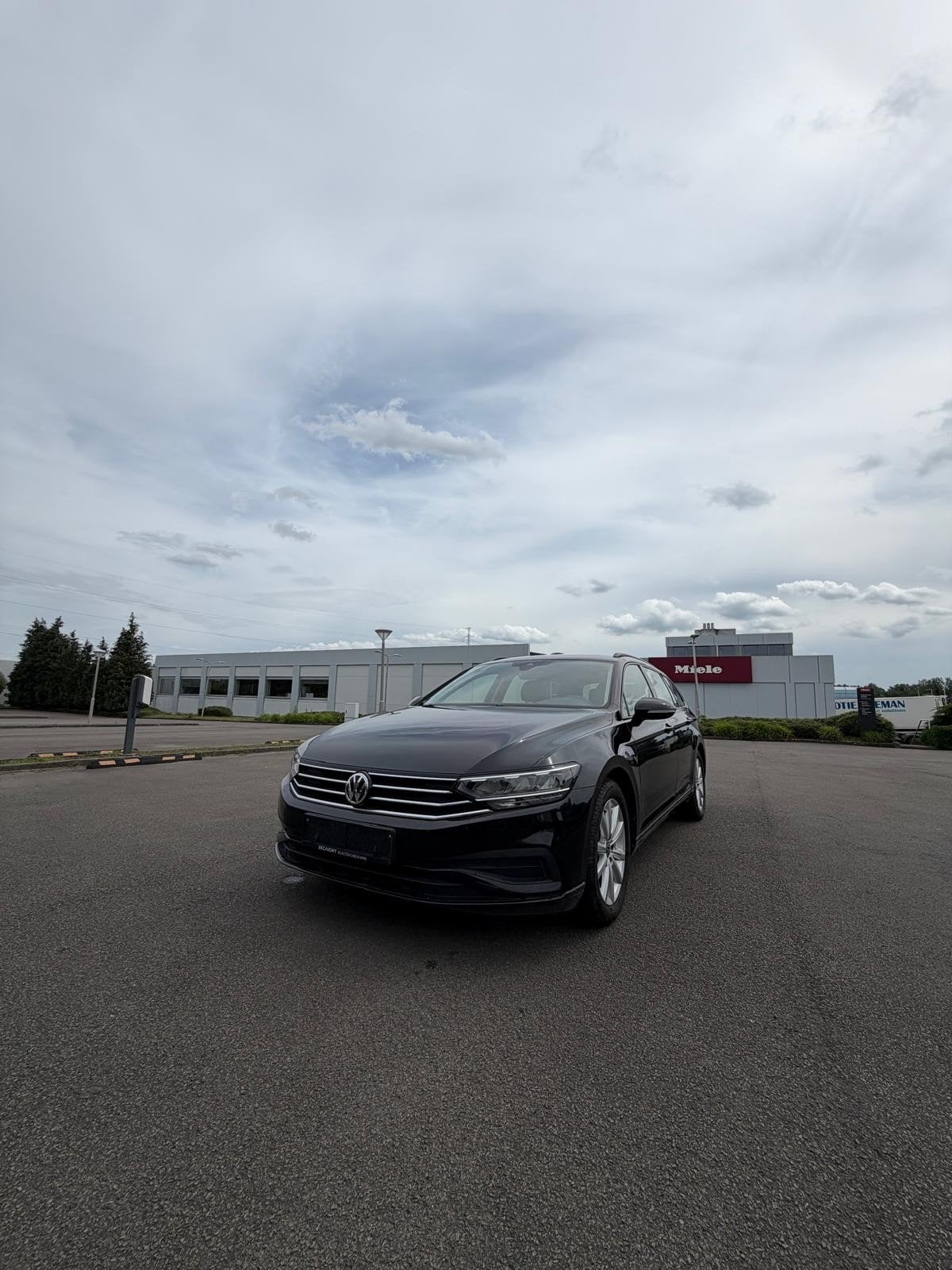 Volkswagen Passat . 2020 Automatisch . 98,000 Km , Diesel, Auto's, Automaat, Stof, 4 cilinders, Zwart