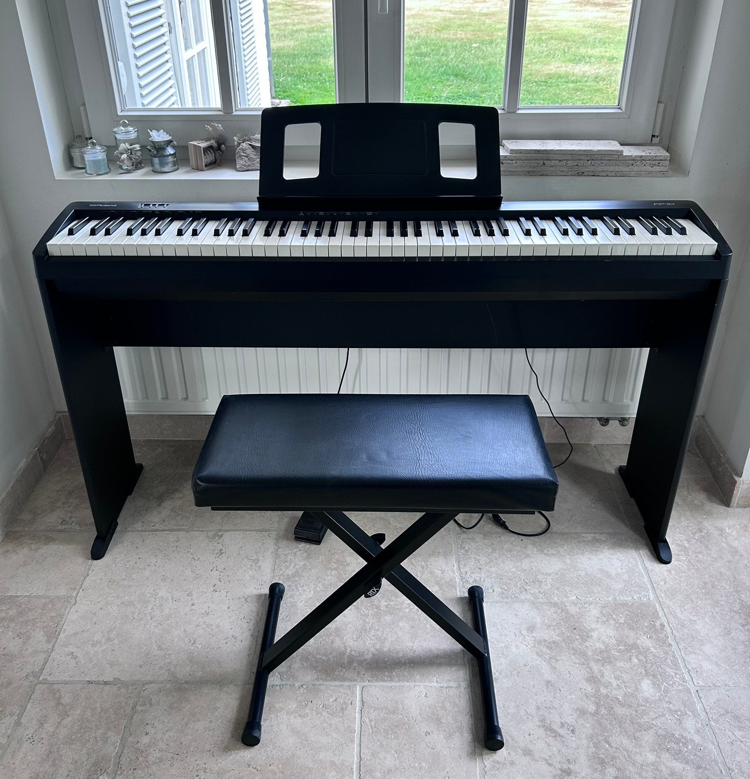Piano numérique ROLAND FP10 avec banquette, Musique & Instruments, Pianos, Enlèvement, Comme neuf, Noir, Piano