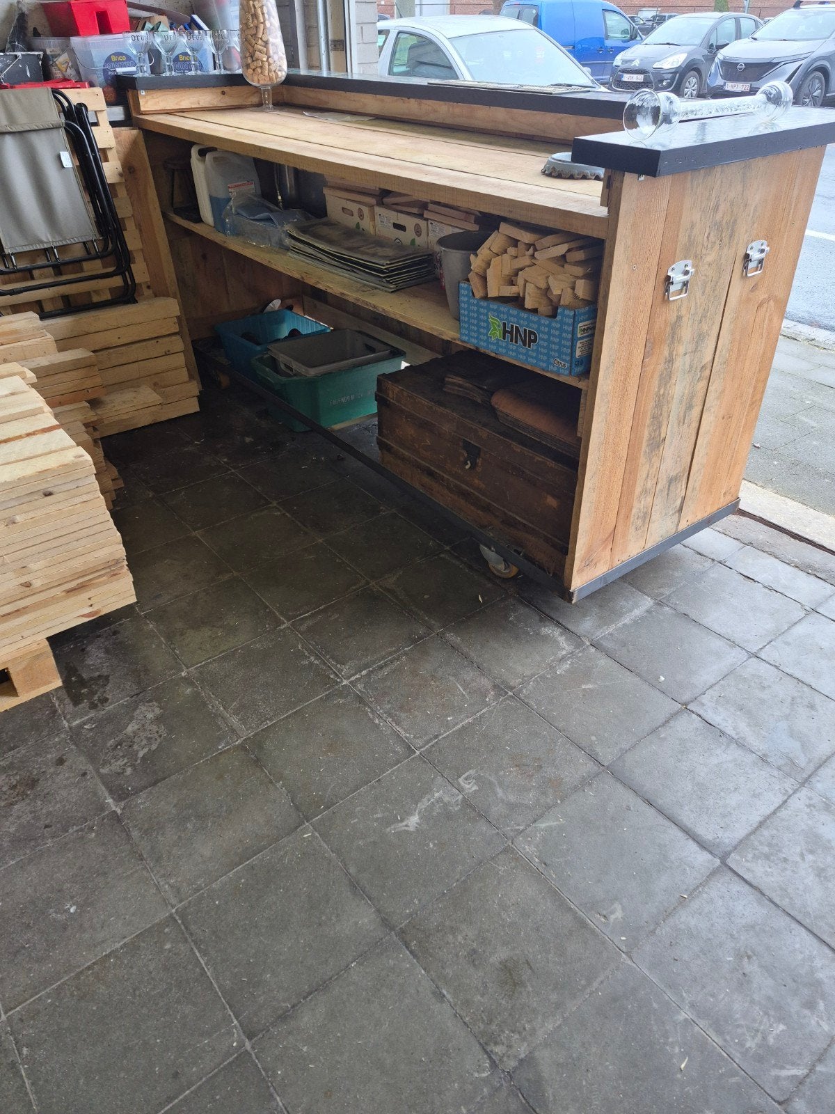 bar uit steigerhout op wielen met epoxy blad, Ophalen