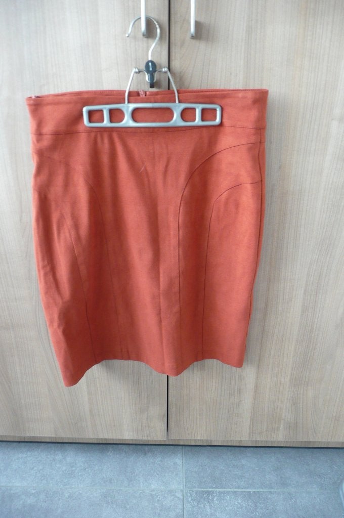 Roestkleurige rok in nep suede (K769), Oranje, Ophalen of Verzenden, Knielengte, Maat 36 (S)