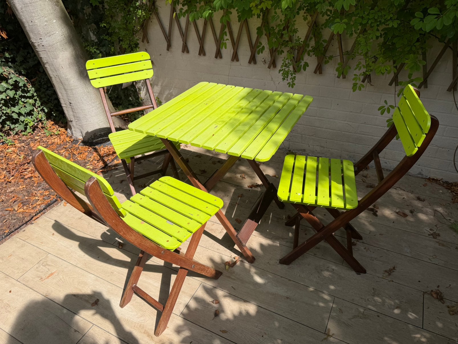 Limegroen houten tuinsetje tafel en drie stoelen, Tuin en Terras, Ophalen, Gebruikt