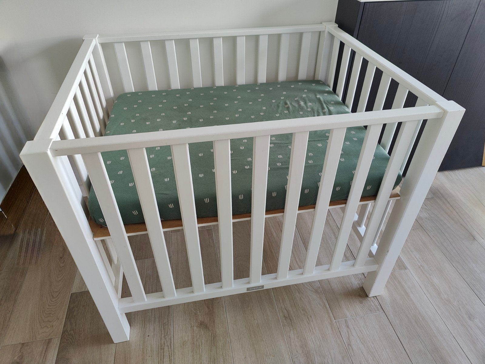 Baby park Bopita incl. matras, hoeslakens en mobiel, Kinderen en Baby's, Ophalen, Gebruikt, Rechthoekig, In hoogte verstelbaar
