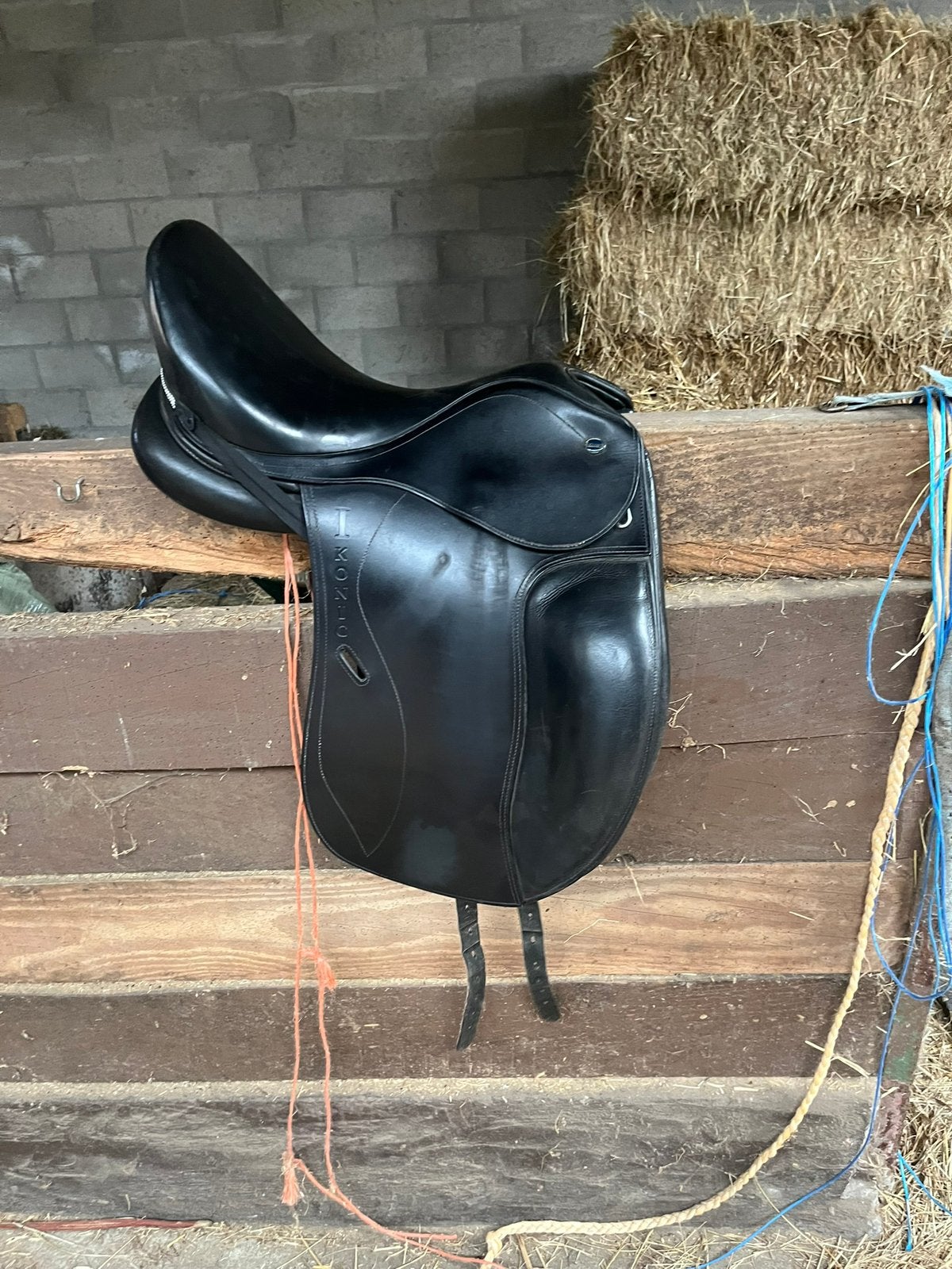 Ikonic dressuur zadel 17 inch, Ophalen, Gebruikt, Dressuur, Kniewrongen