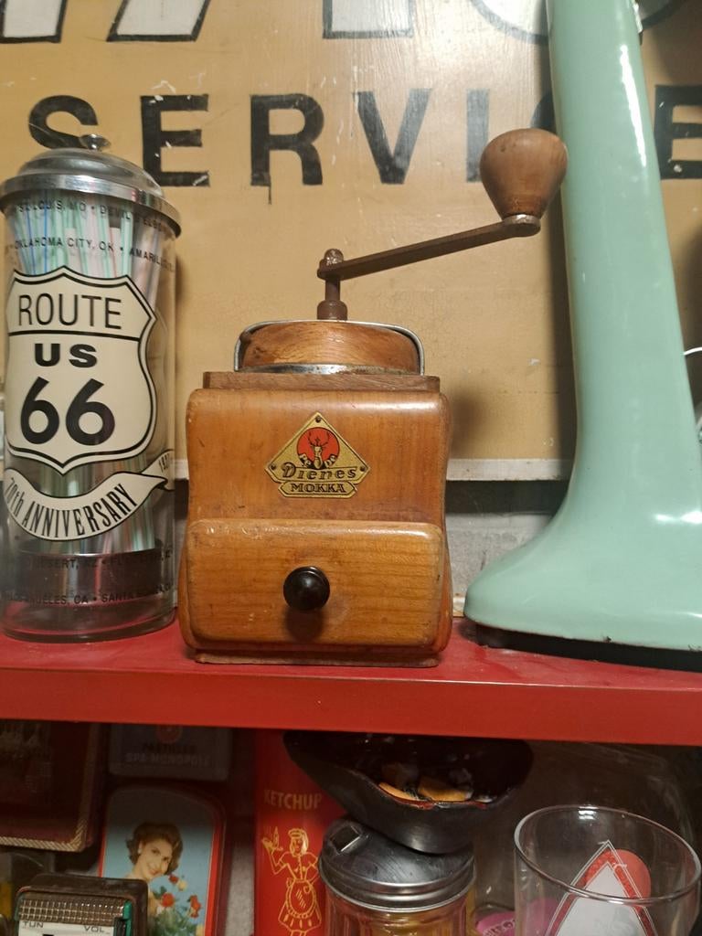 Oude design retro koffiemolen, Ophalen of Verzenden
