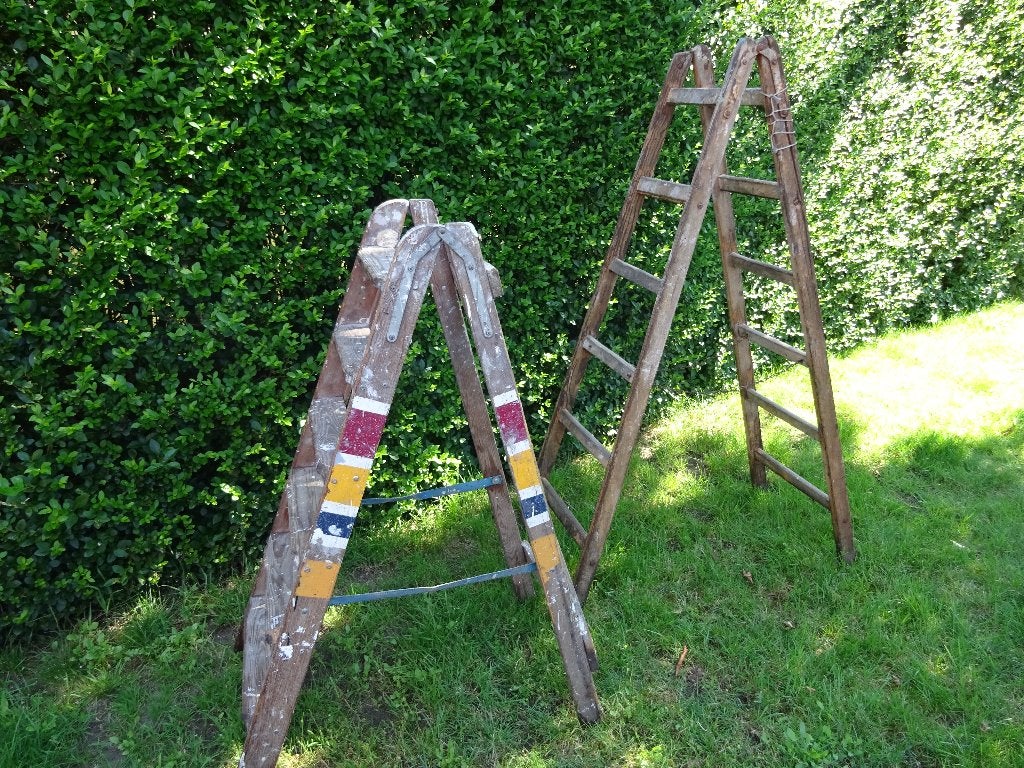 2 vintage gebruikte trapladders,medio vorige eeuw., Antiquités & Art, Curiosités & Brocante, Enlèvement