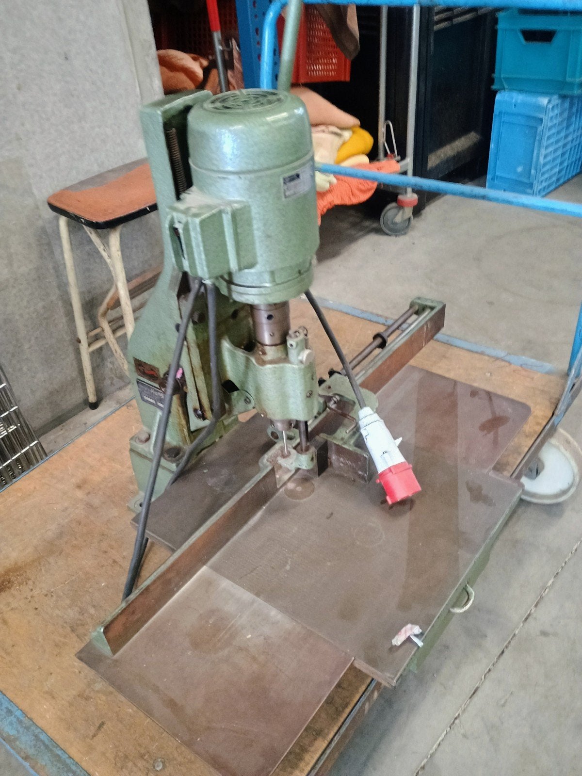 MACHINE VOOR HET PERFOREREN VAN PAPIER EN KARTON, Ophalen