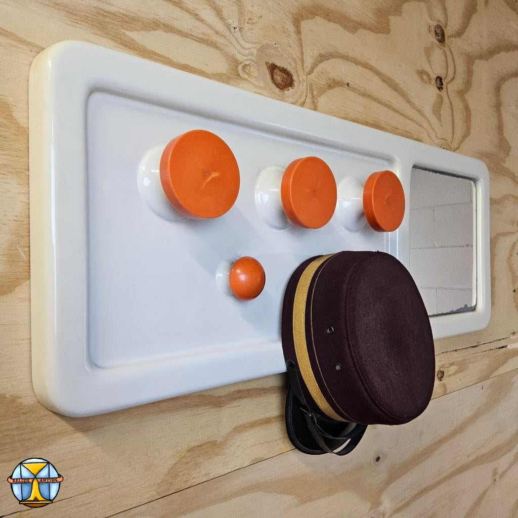 Vintage / Space Age Oranje Wandkapstok met Spiegel (jaren 70, Huis en Inrichting, Wandkapstok, Kunststof, Gebruikt, Ophalen of Verzenden