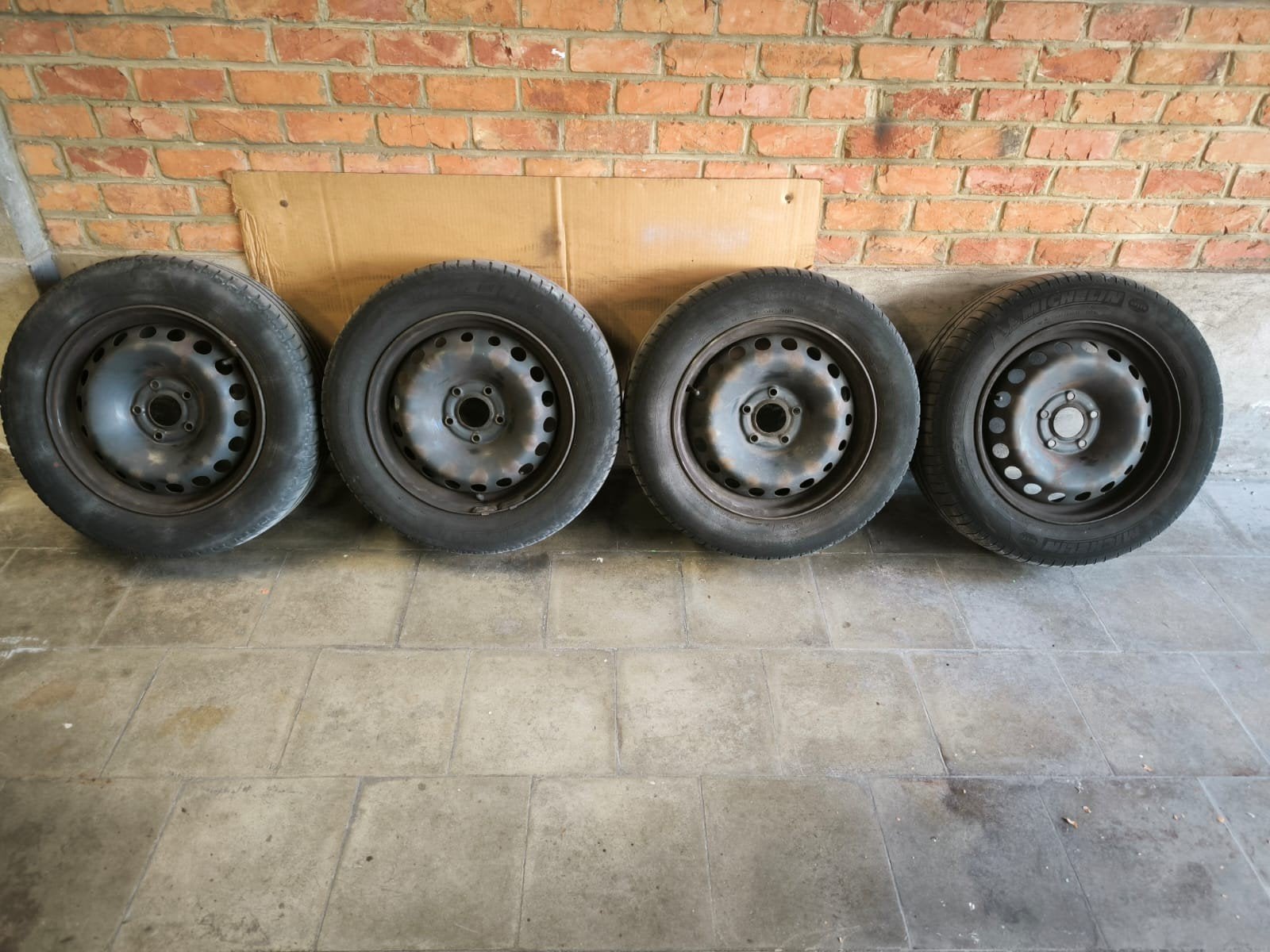 4 Michelin zomer banden met 4 velgen
205/60R16
gechikt voor, Auto-onderdelen, Ophalen, 16 inch, Banden en Velgen, Nieuw