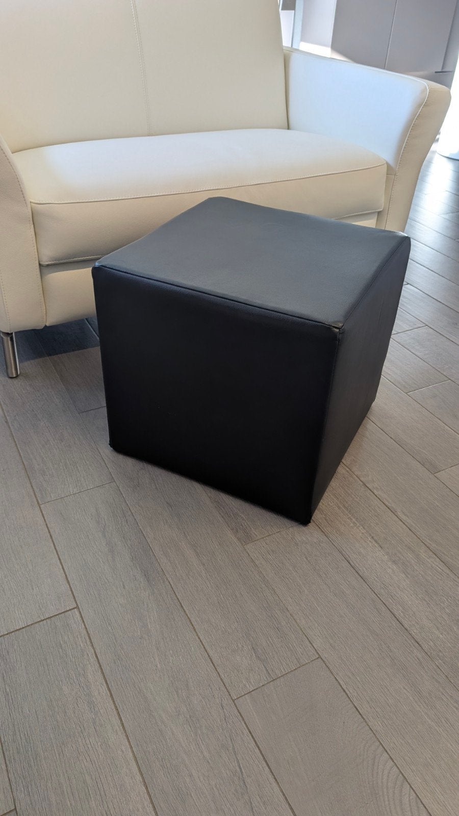 Zwarte poef / hocker, Huis en Inrichting, Ophalen, Minder dan 50 cm, Vierkant, Zo goed als nieuw