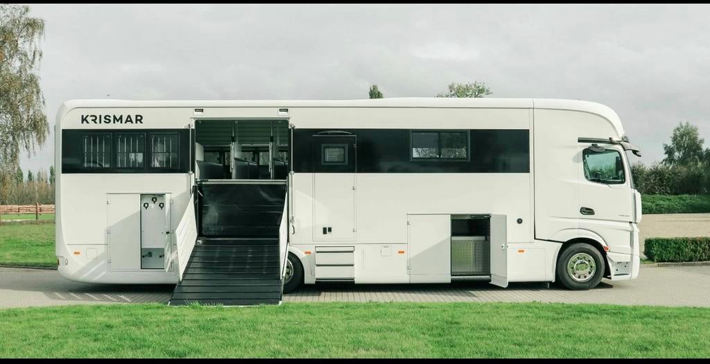 Paardenvrachtwagen te huur / Horse truck for rent, Dieren en Toebehoren