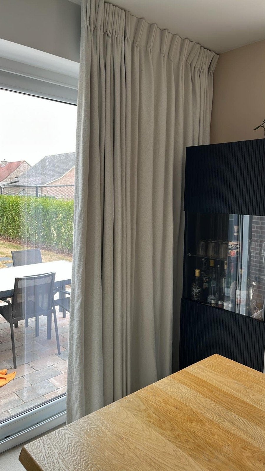 Gordijnen loes wit met achterstof suus wit, Huis en Inrichting, Stoffering | Gordijnen en Lamellen, Ophalen, Kwantum, Wit, Met haken