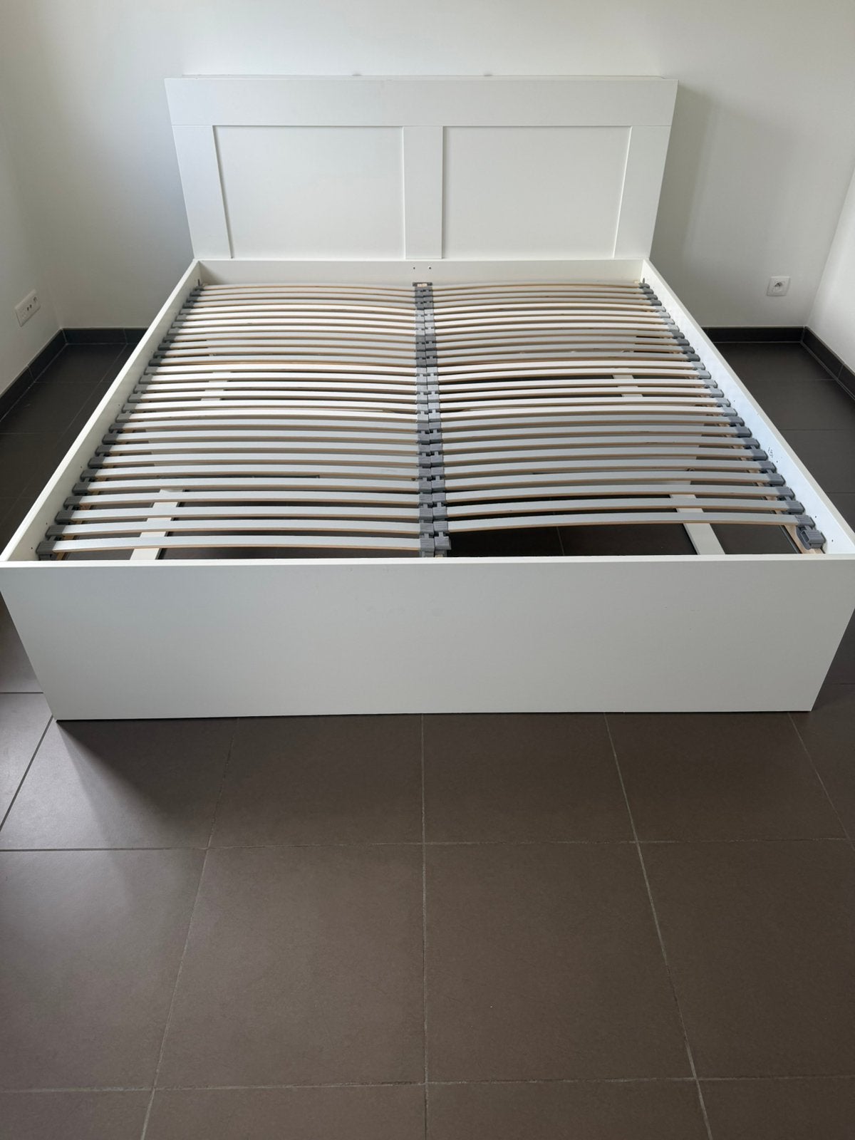 BRIMNES Bedframe met opberger en bedeinde, wit/ leirsund, Ophalen, Wit, Tweepersoons, Zo goed als nieuw