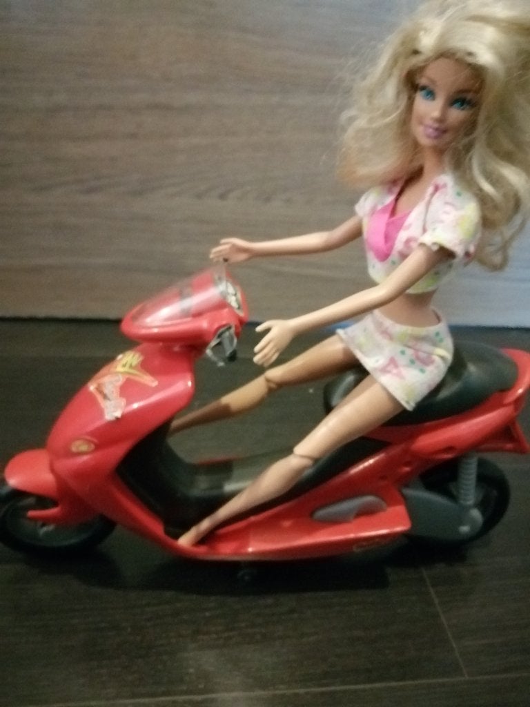 BARBIE + scooter + helm, Kinderen en Baby's, Speelgoed | Poppen, Ophalen, Zo goed als nieuw, Barbie