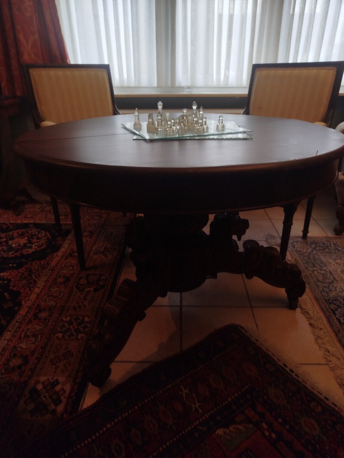 table en acajou sculpté. table de chasse, Enlèvement
