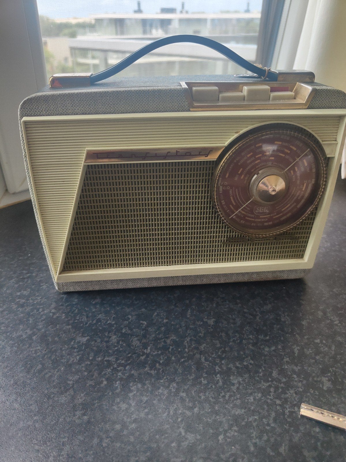 Transistor radio.b-26 -h 18.De radio functioneert nog, Ophalen of Verzenden, Radio