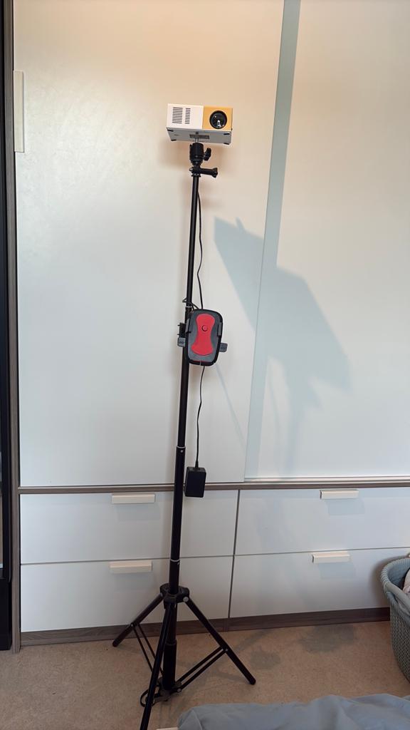 Mini‑beamer + statief met arm & telefoonhouder (opt. samen), Audio, Tv en Foto, Beamers, Ophalen of Verzenden, Zo goed als nieuw