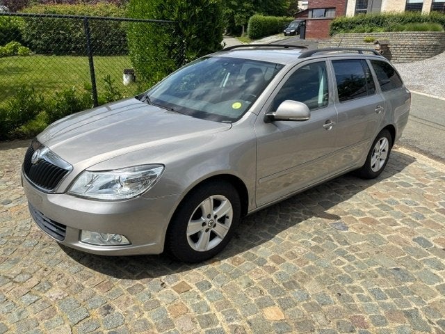 Skoda OCTAVIA "Reeds gekeurd voor verkoop", Auto's, Skoda, Voorwielaandrijving, Euro 5, Stof, Zwart