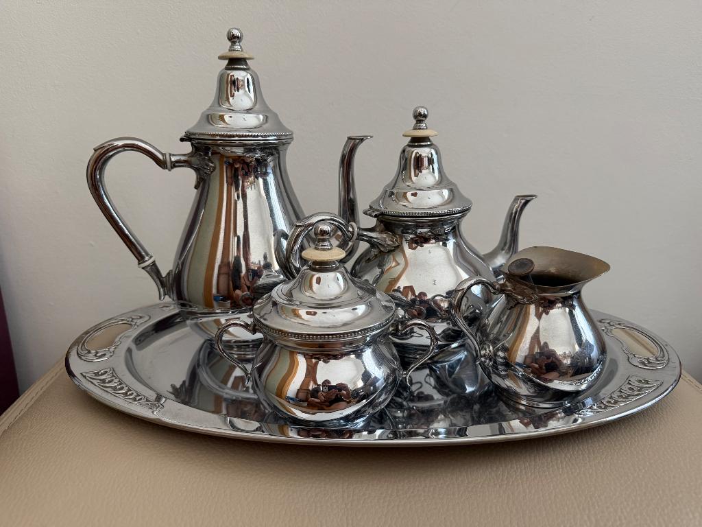 Decoratieve antieke tinnen schotel, Enlèvement