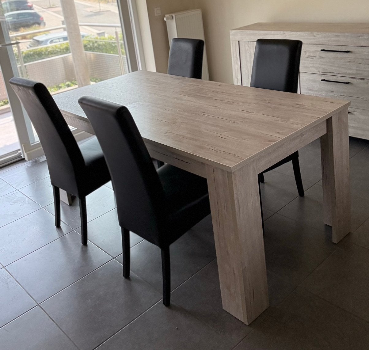 Table et 4 chaises, Enlèvement, Utilisé, Imitation bois - chaise en simili cuire, 4 à 6 chaises