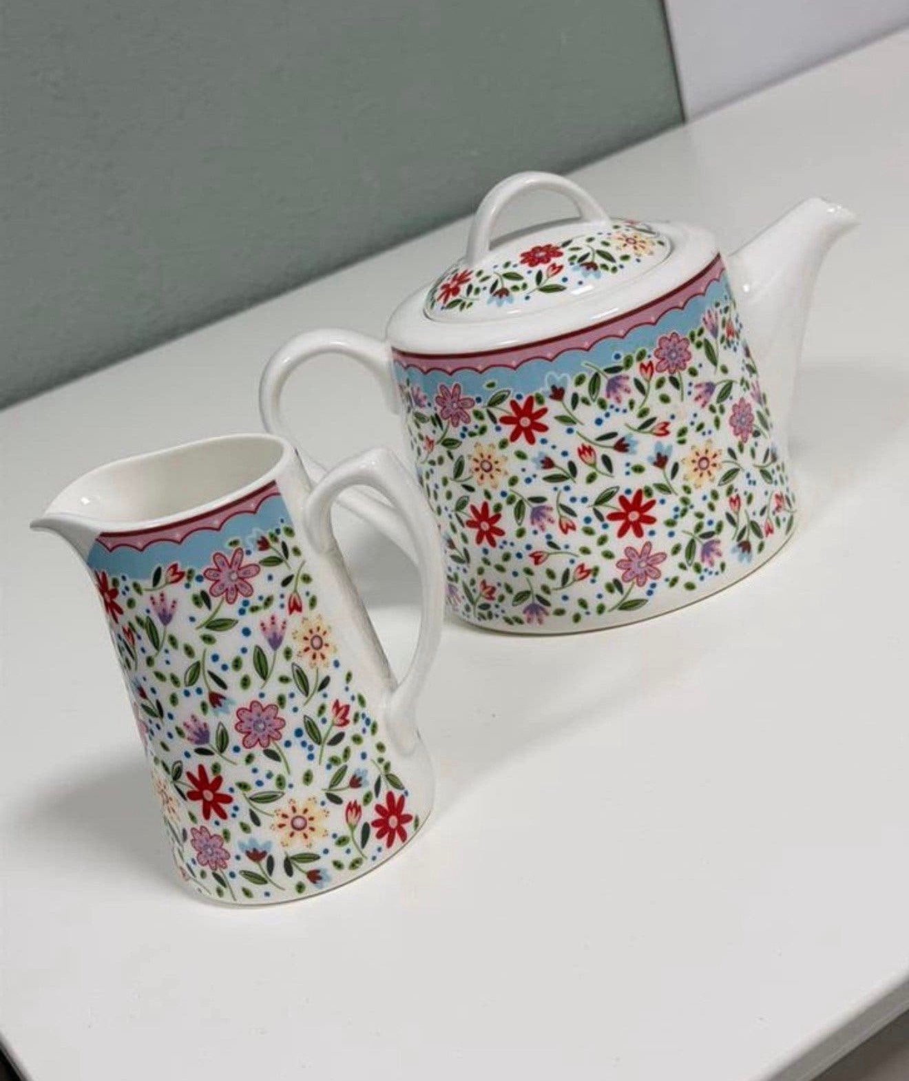 Théière pot à lait Queens Churchill Fowey The Caravan Trail, Enlèvement ou Envoi, Comme neuf, Porcelaine, Théière