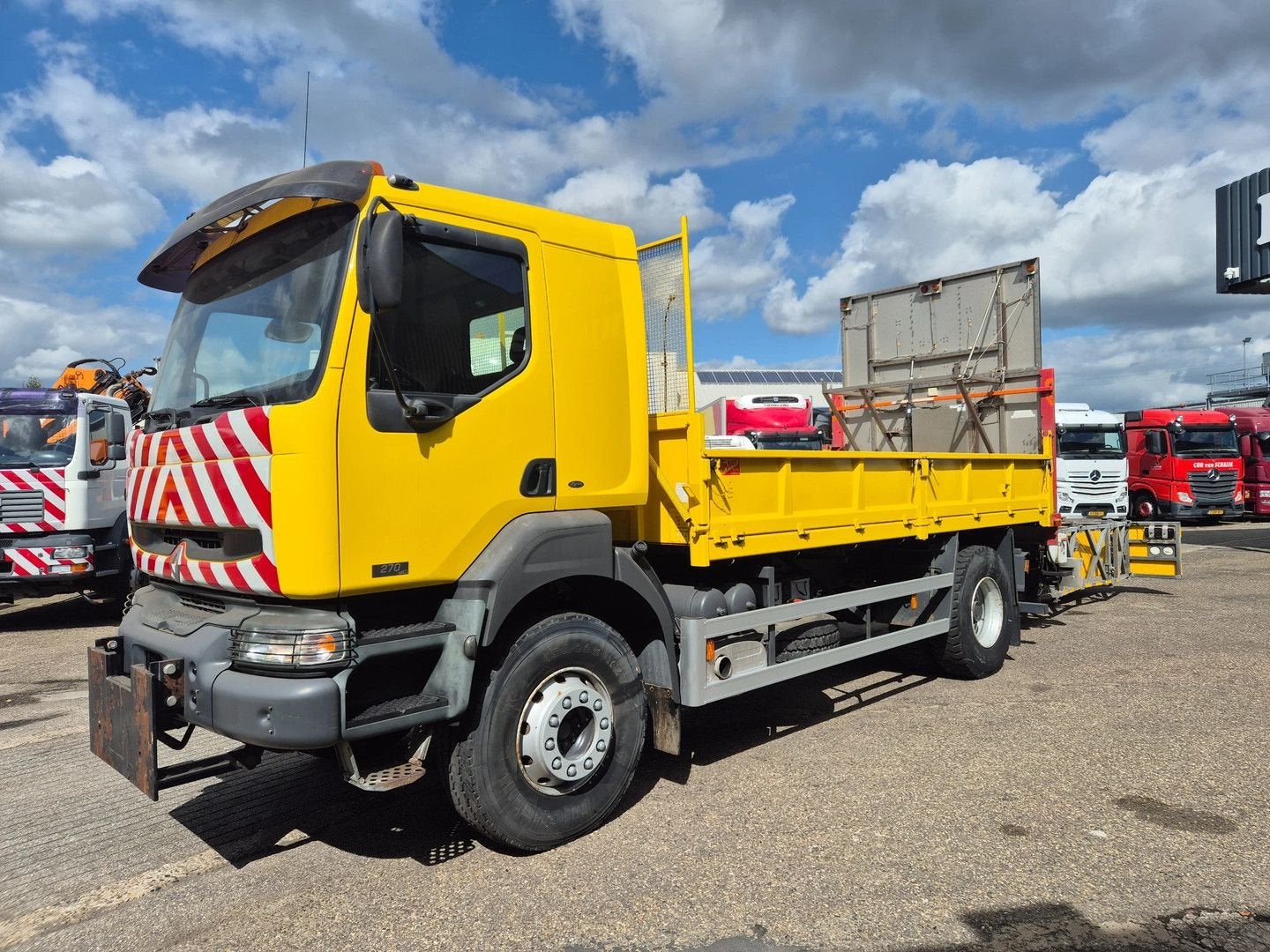 Renault Kerax KERAX 270 EX GOVERNMENT 60000 KM SAFETY TRUCK, Renault, Airconditioning, Te koop, Handgeschakeld