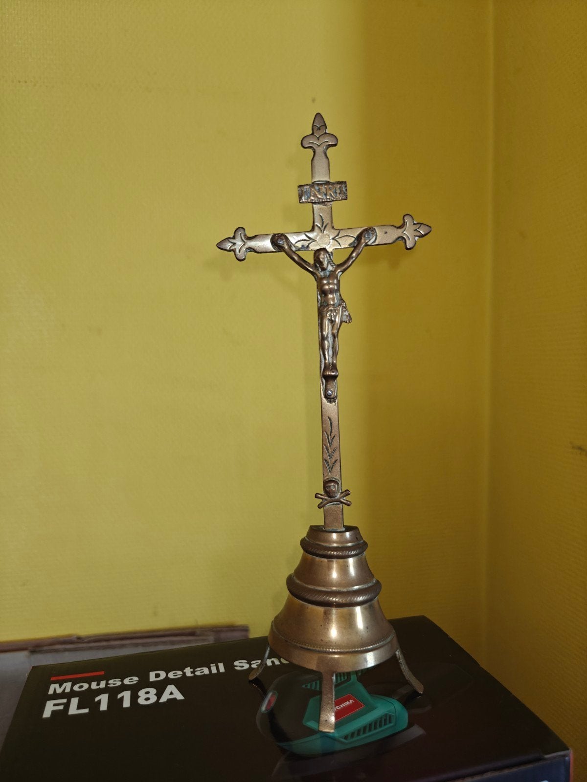Goudkleurige kruisbeeld., Ophalen of Verzenden