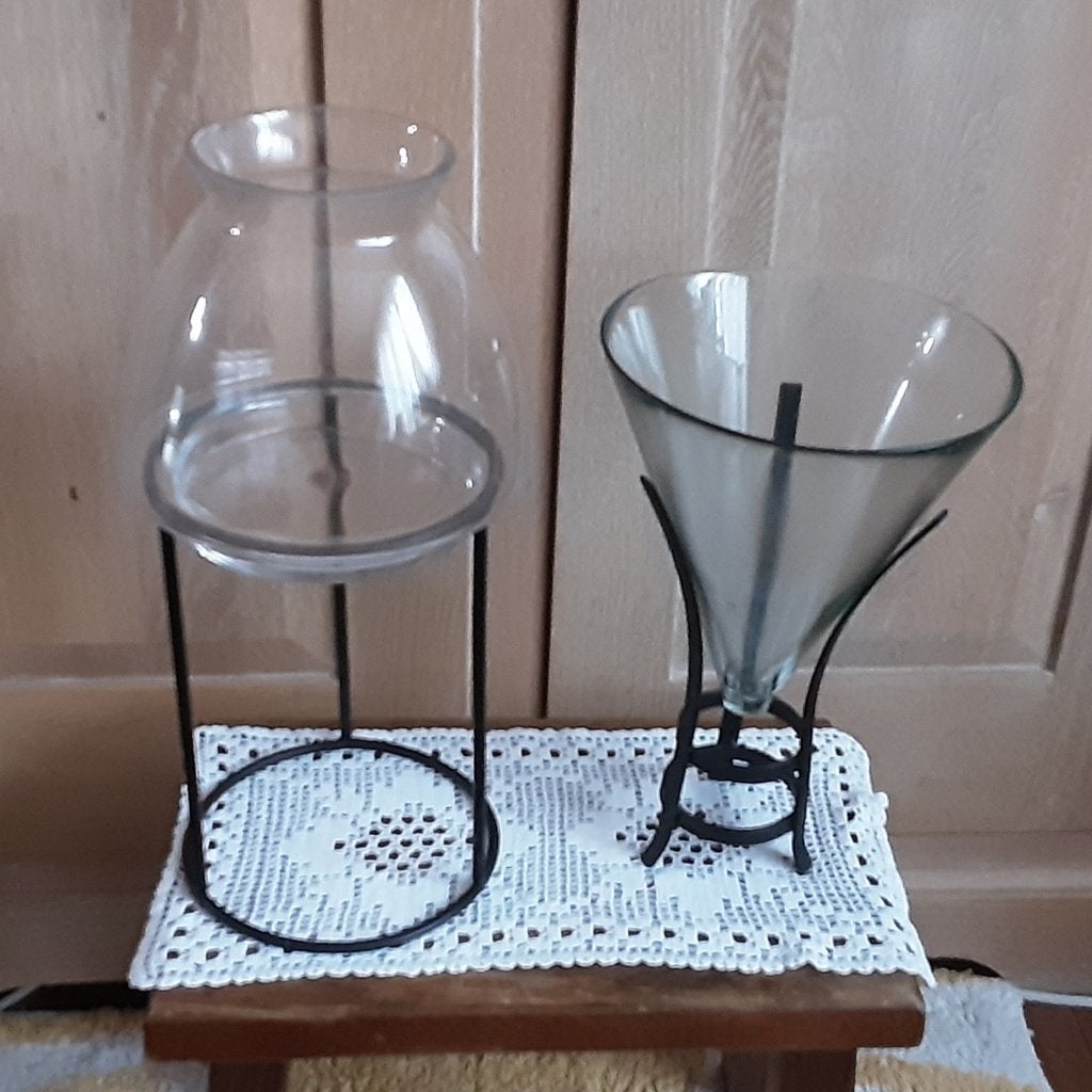 Glazen vazen op metalen sokkels 7€ per één vaas, 10€ allebei, Ophalen of Verzenden, Glas, Minder dan 50 cm