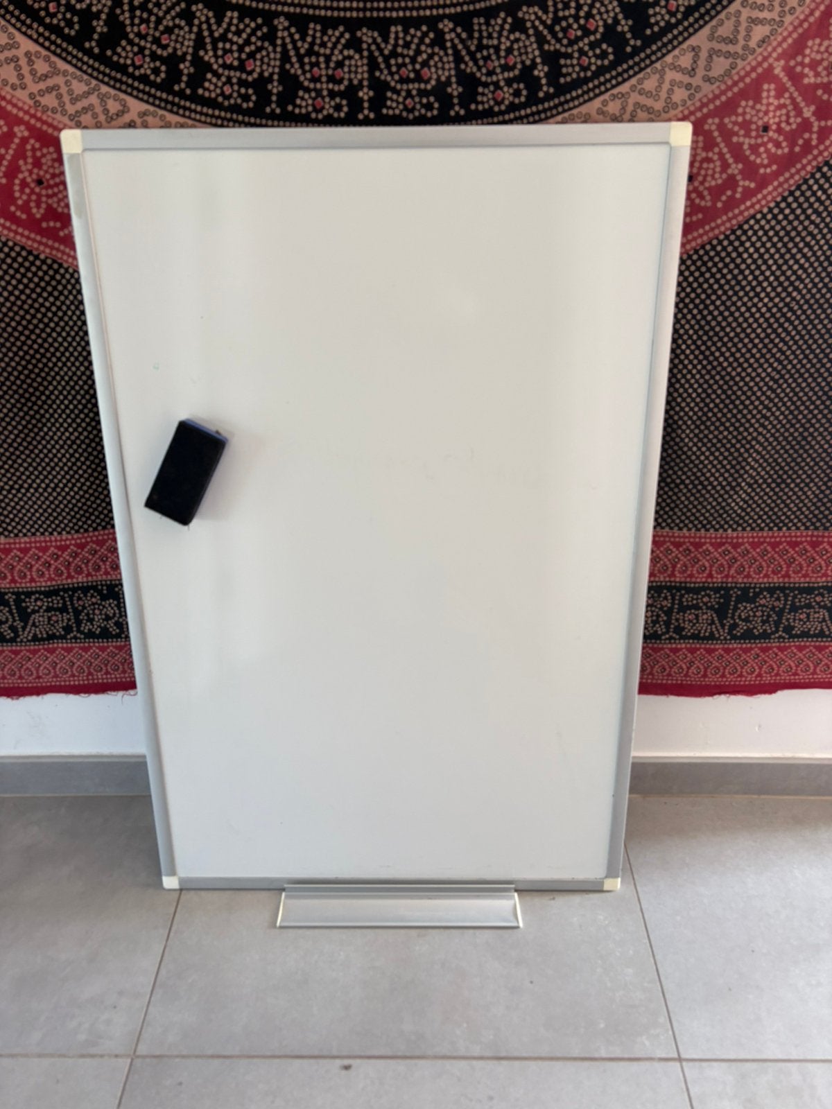 Whiteboard 90x60, met bevestigingsbeugels. Magnetisch, Ophalen, Zo goed als nieuw