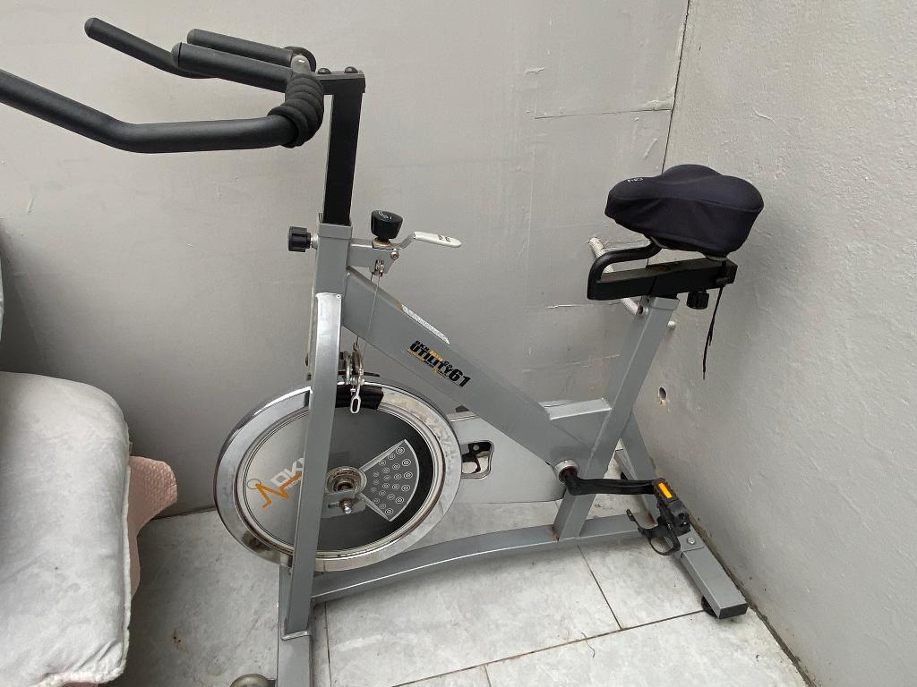 Velo d appartement, Vélo de spinning, Jambes, Comme neuf, Enlèvement