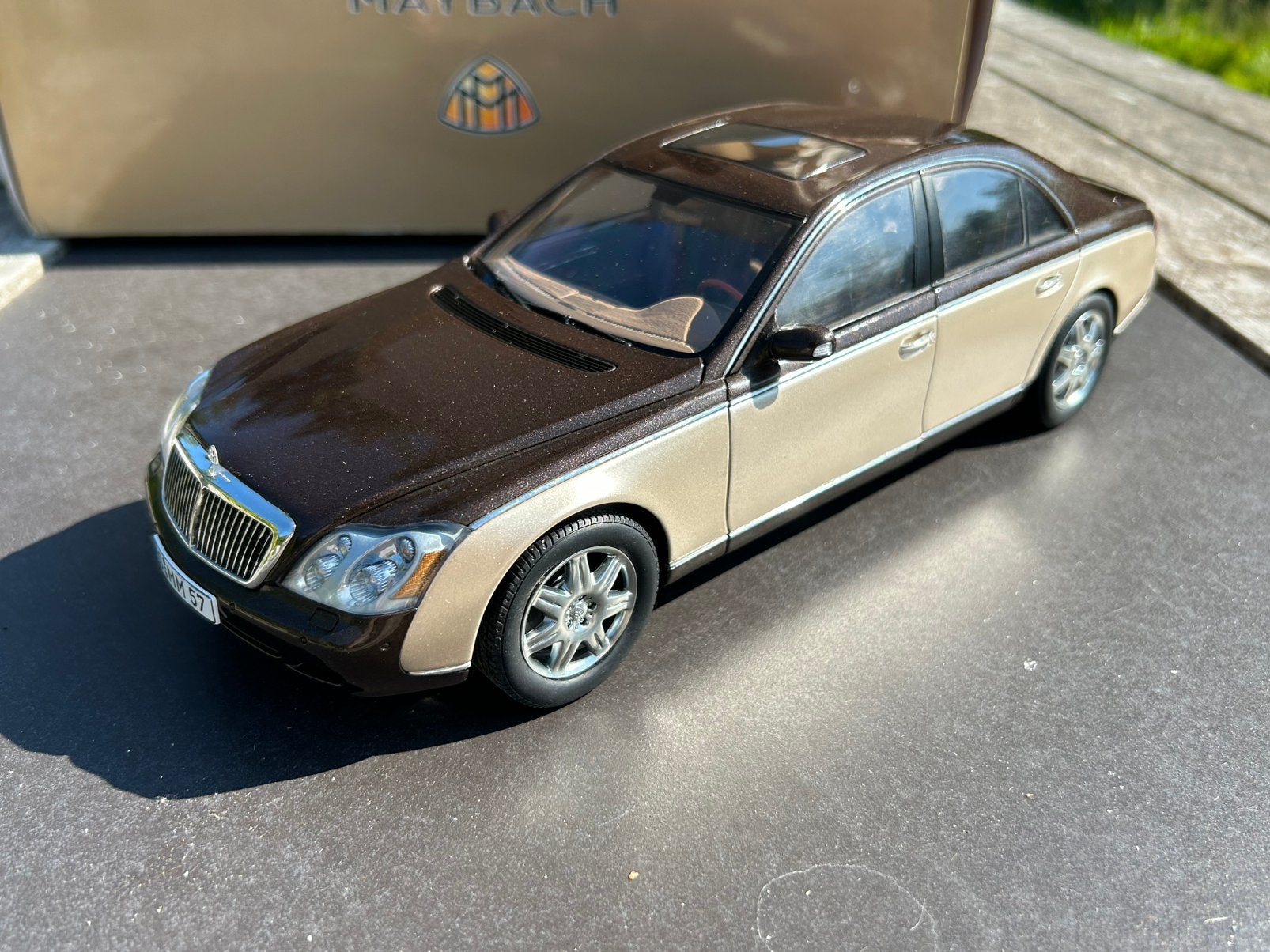 Autoart 1:18 Maybach 57 swb Dealer versie Mercedes, Hobby en Vrije tijd, Modelauto's | 1:18, Ophalen of Verzenden, Zo goed als nieuw