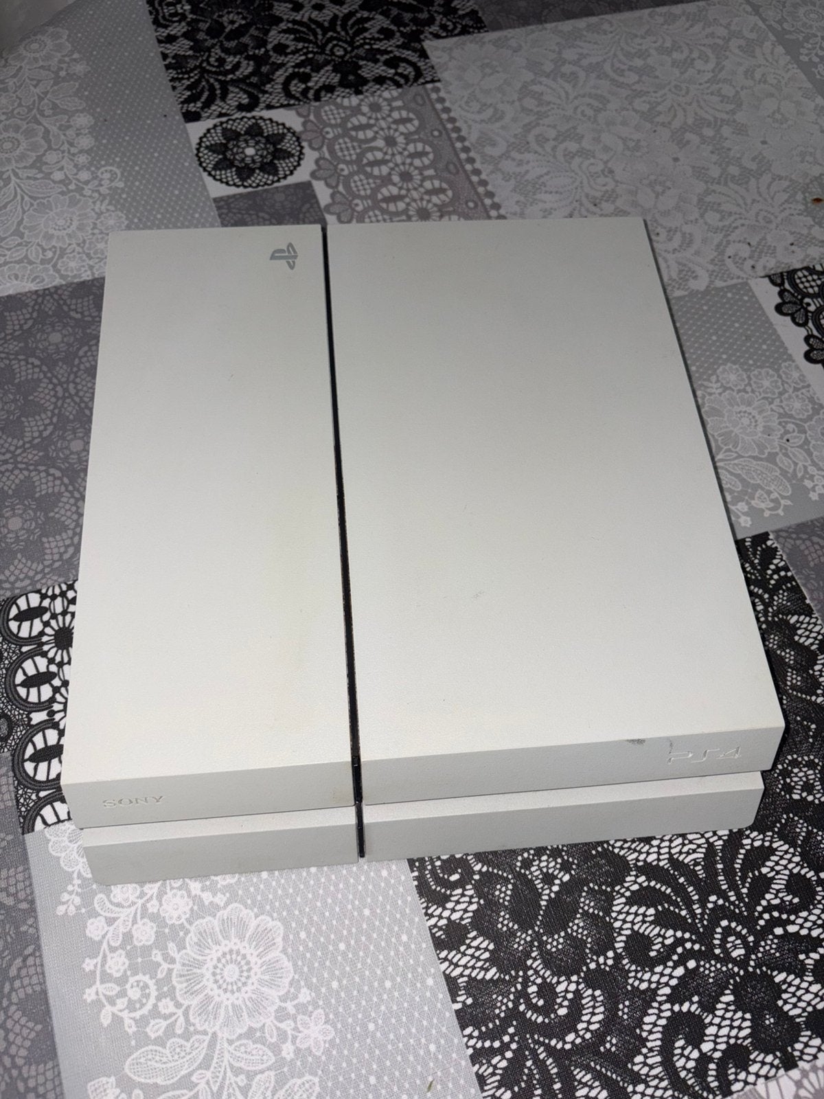 Playstation 4 Blanche Avec jeux inclu, 500 GB, Utilisé, Sans contrôleur, Enlèvement ou Envoi