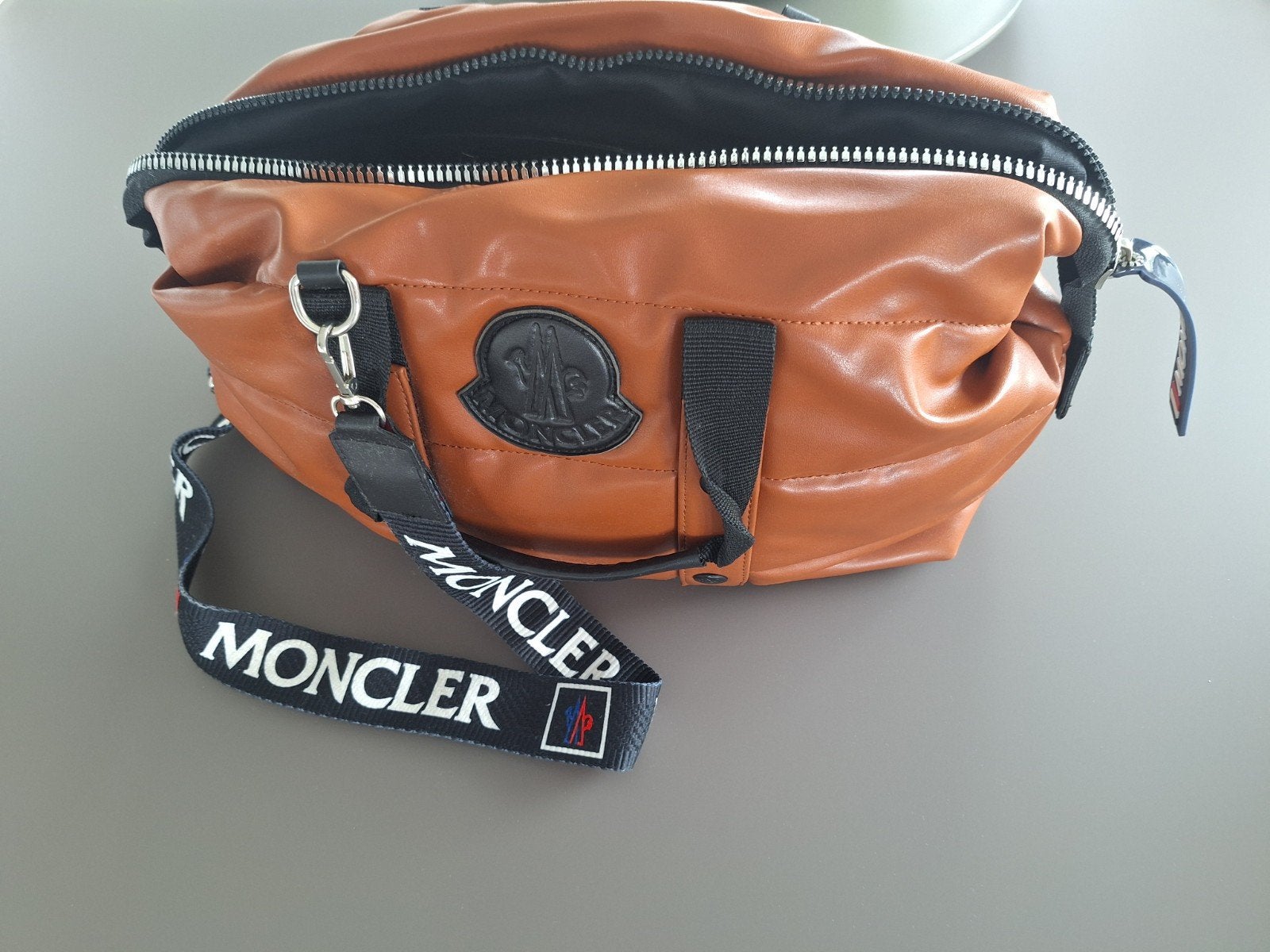 handtas moncler  met lange riem kleur bleek bruin met zwart, Handtassen en Accessoires, Ophalen, Zo goed als nieuw, Bruin, Dame
