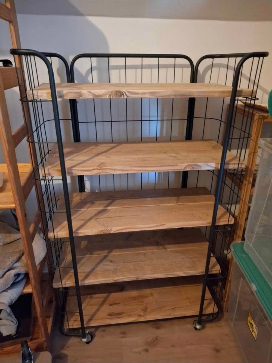 Metalen rek met houten planken op wielen, Huis en Inrichting, Ophalen