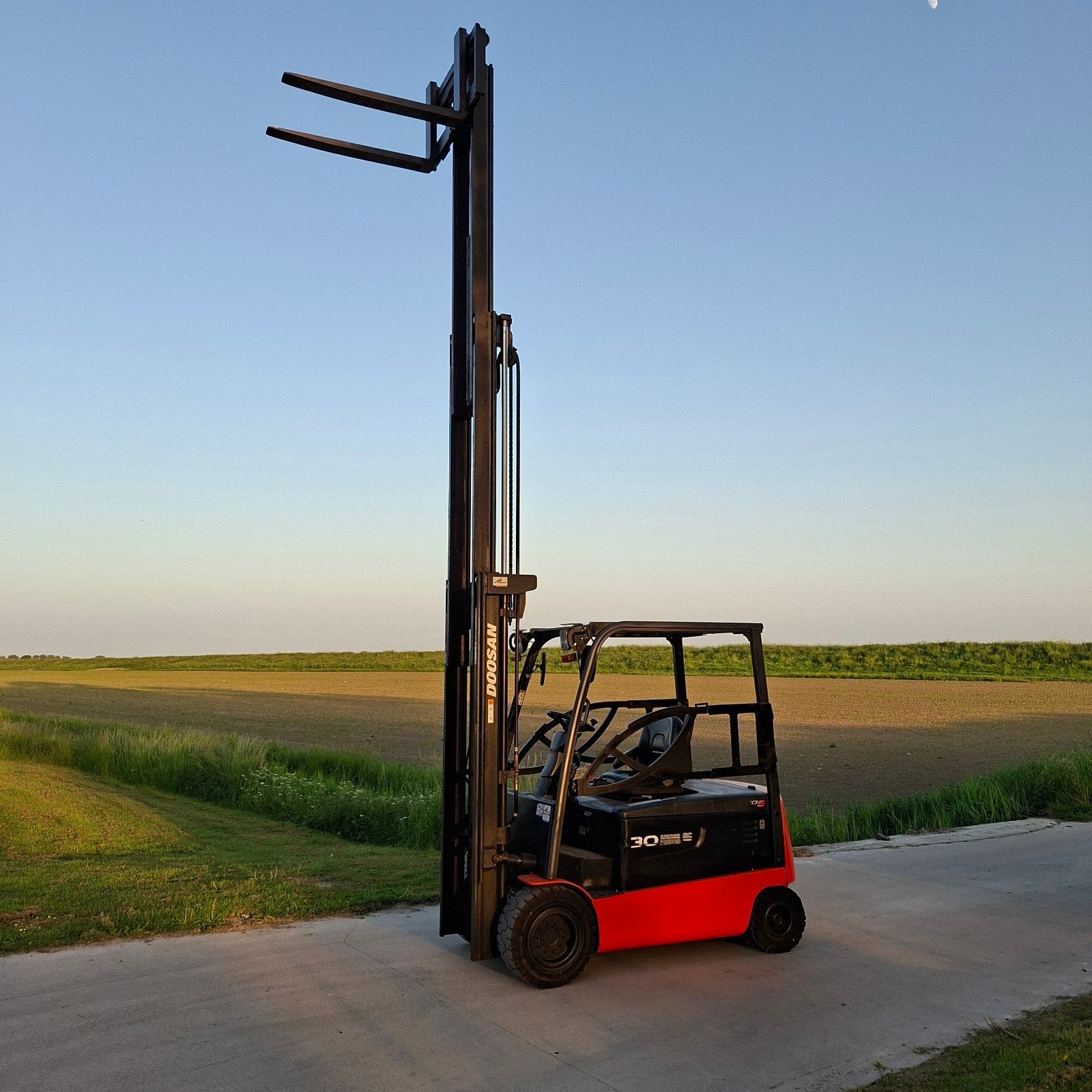 À vendre : chariot élévateur électrique Doosan avec triploma, Articles professionnels, Machines & Construction | Chariots élévateurs & Transport interne