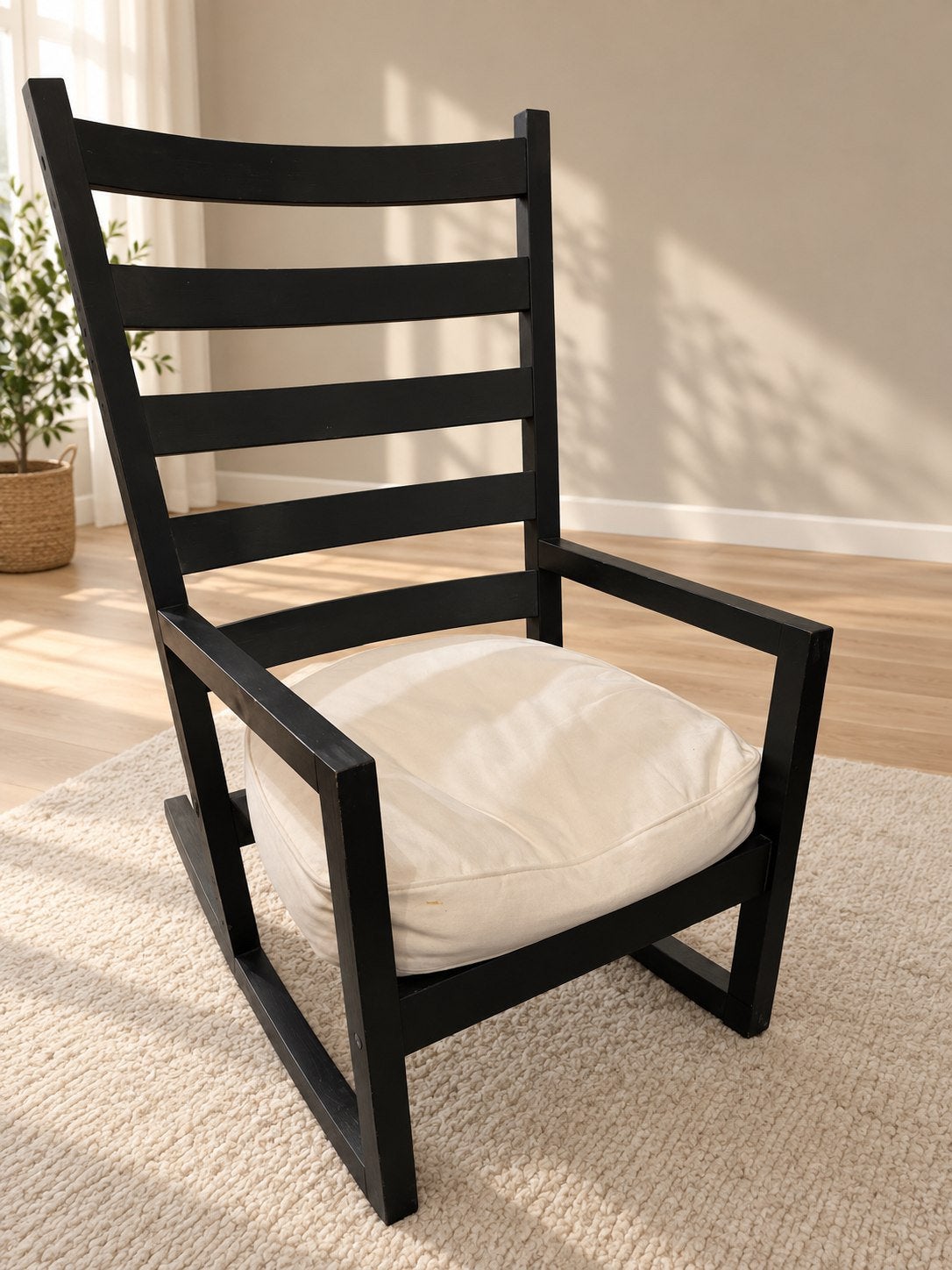 IKEA VÄRMDÖ houten schommelstoel — zwart — perfecte staat, Huis en Inrichting, Ophalen, Zo goed als nieuw, Zwart, Hout