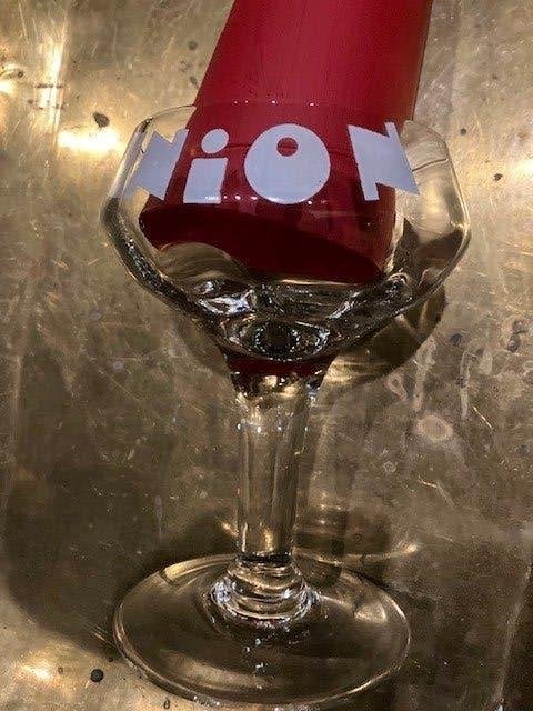 ANCIENNE UNION EN VERRE ÉMAILLÉ FACETTÉ H : 14,5 CM. ., Collections, Enlèvement ou Envoi, Comme neuf, Verre à bière