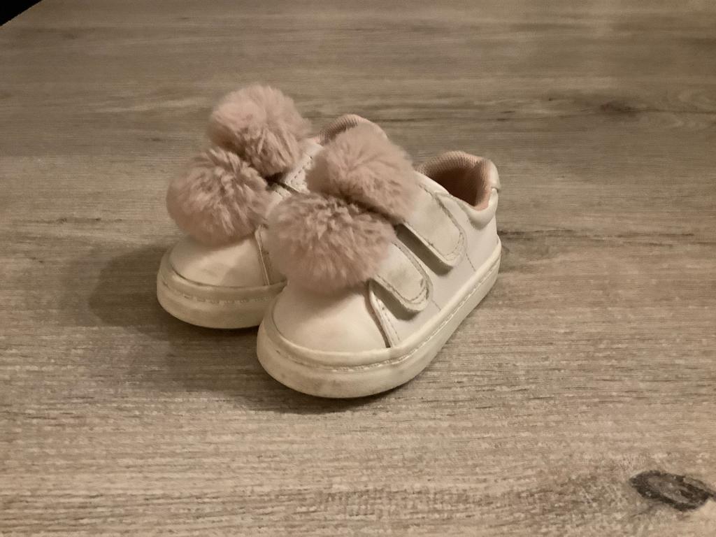 Baby sportschoentjes met pomponnen (Maat 18), Kinderen en Baby's, Babykleding | Schoentjes en Sokjes, Gebruikt, Meisje, Schoentjes